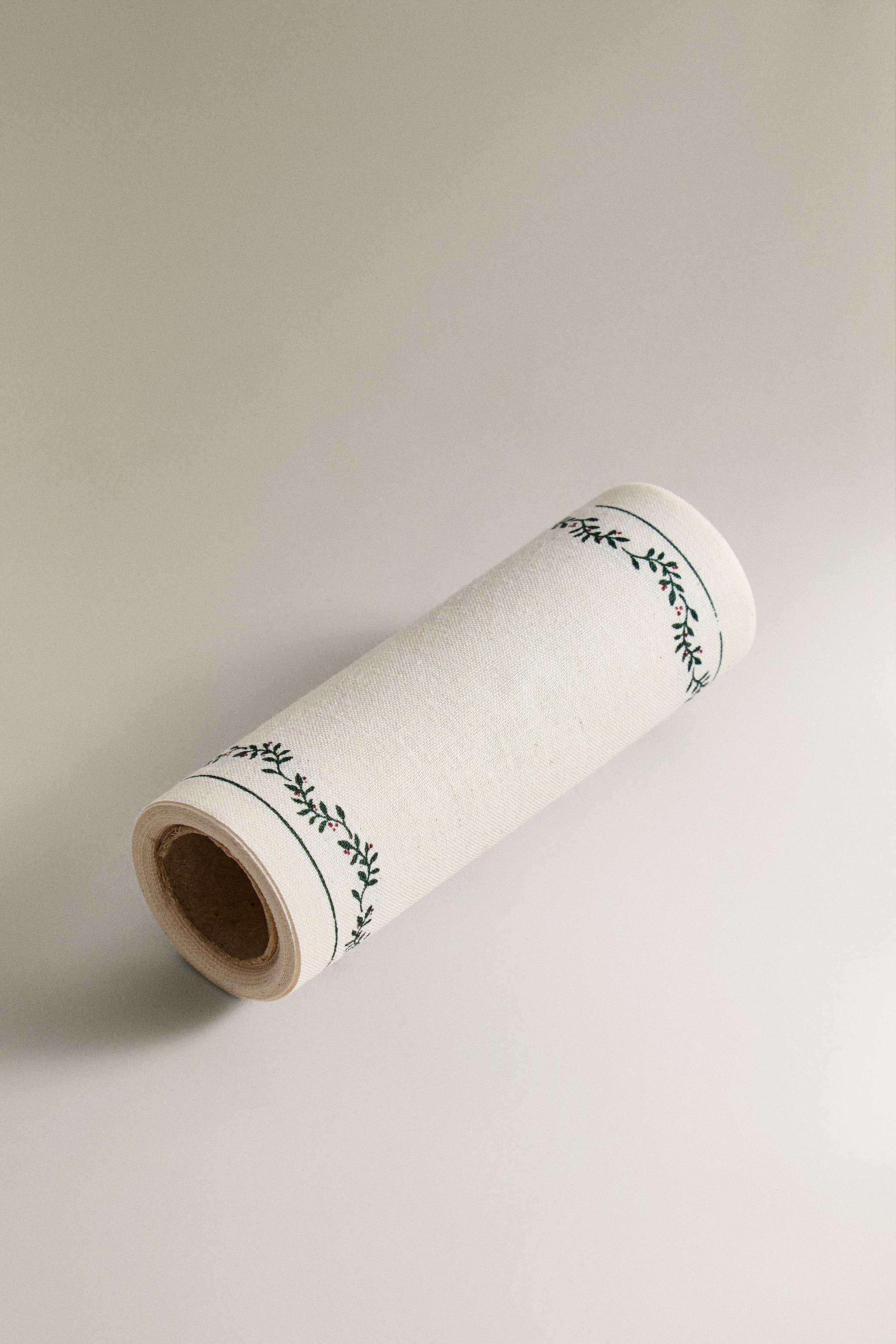 ROLL OF COTTON CHRISTMAS NAPKINS WITH A LEAF DESIGN (SET OF 20)